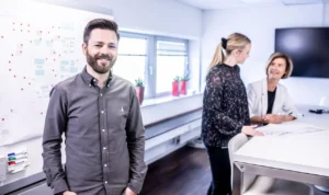 Einzelcoaching Führungskraft im Büro mit zwei Mitarbeitenden, GROW Modell Coaching