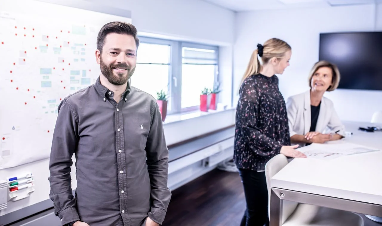 Einzelcoaching Führungskraft im Büro mit zwei Mitarbeitenden, GROW Modell Coaching